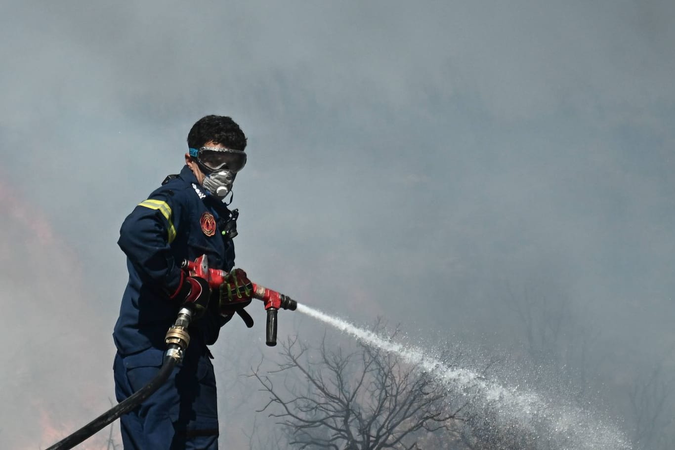 Feuerwehrmänner in Griechenland (Archivbild): Eine Frau legte Feuer, um flirten zu können.