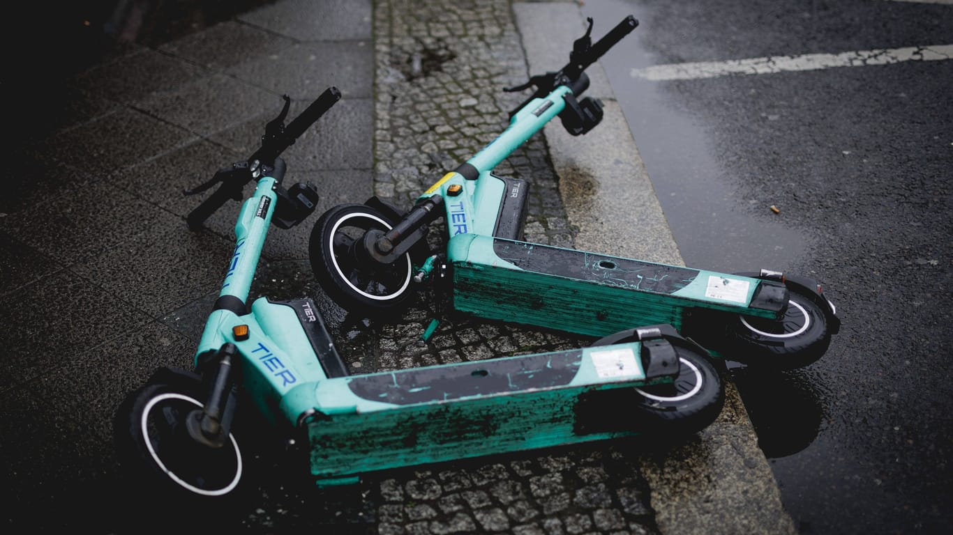 Zwei E-Scooter liegen auf der Straße: Der Fahrer und sein Begleiter stürzten, dann stiegen sie wieder auf und rasten mit dem E-Scooter davon.