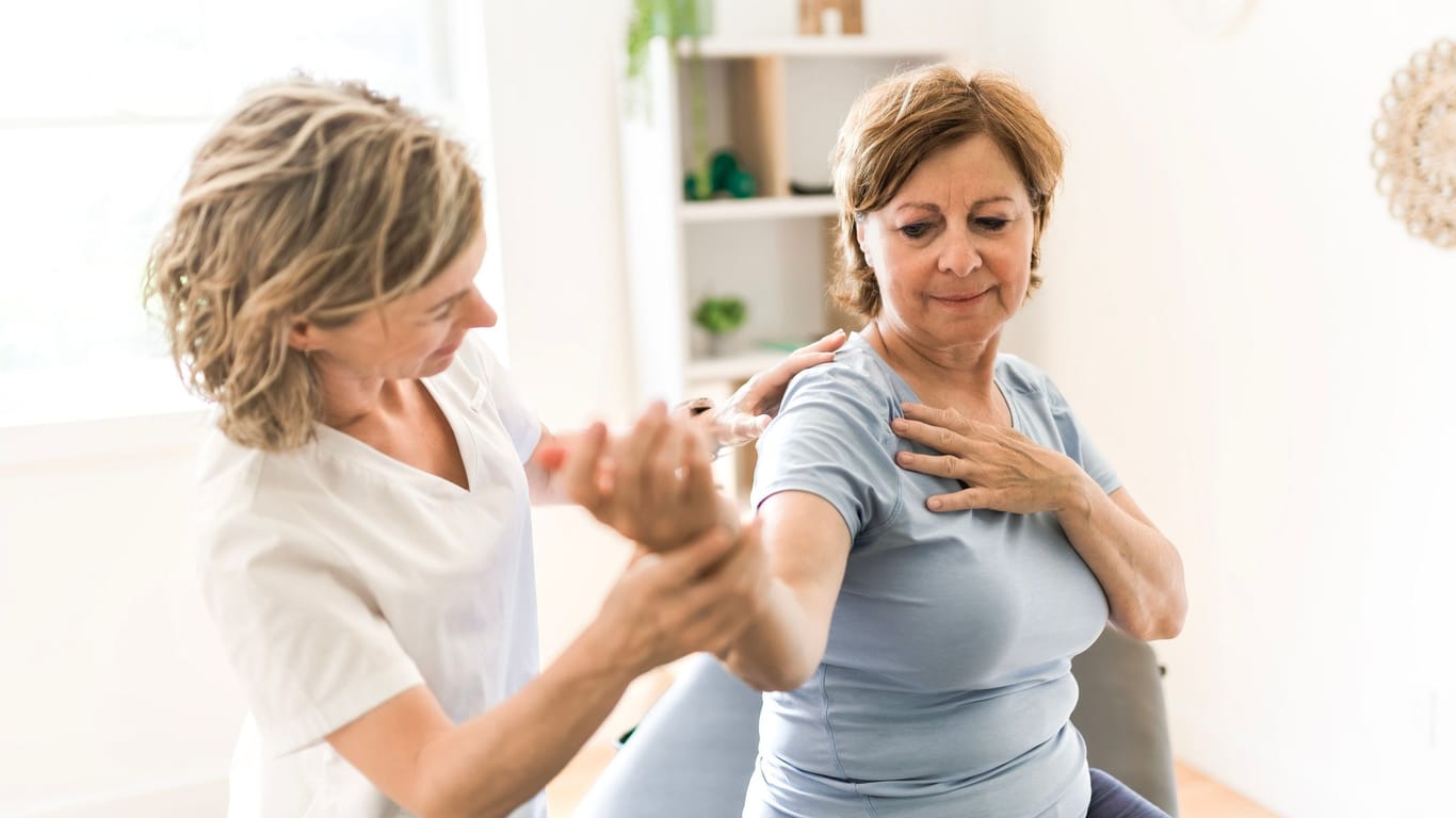 Physiotherapie: Eine Reha soll helfen, Menschen wieder an ihren Arbeitsplatz zurückzubringen.