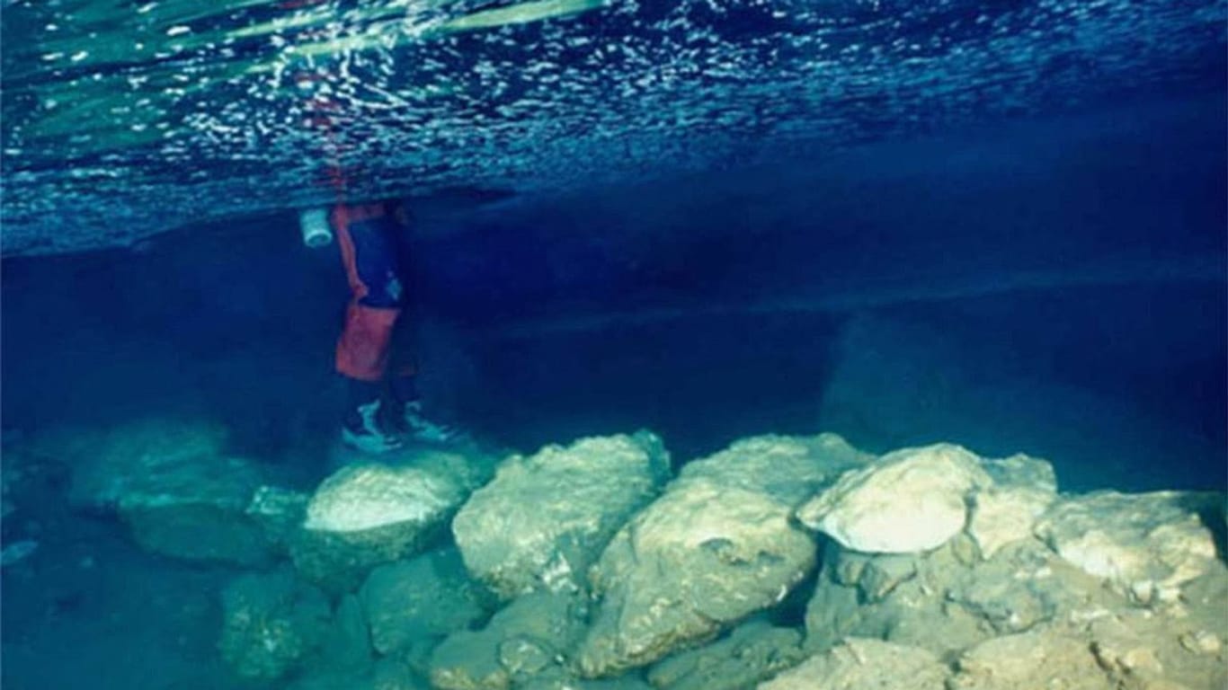 Die 5.600 Jahre alte versunkene Steinbrücke in der Höhle von Genovesa auf Mallorca. Kalzitablagerungen halfen bei einer Neudatierung des Bauwerks.