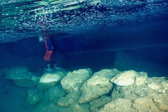 Die 5.600 Jahre alte versunkene Steinbrücke in der Höhle von Genovesa auf Mallorca. Kalzitablagerungen halfen bei einer Neudatierung des Bauwerks.