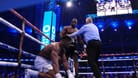 Daniel Dubois (Mitte) schlägt Anthony Joshua nieder.