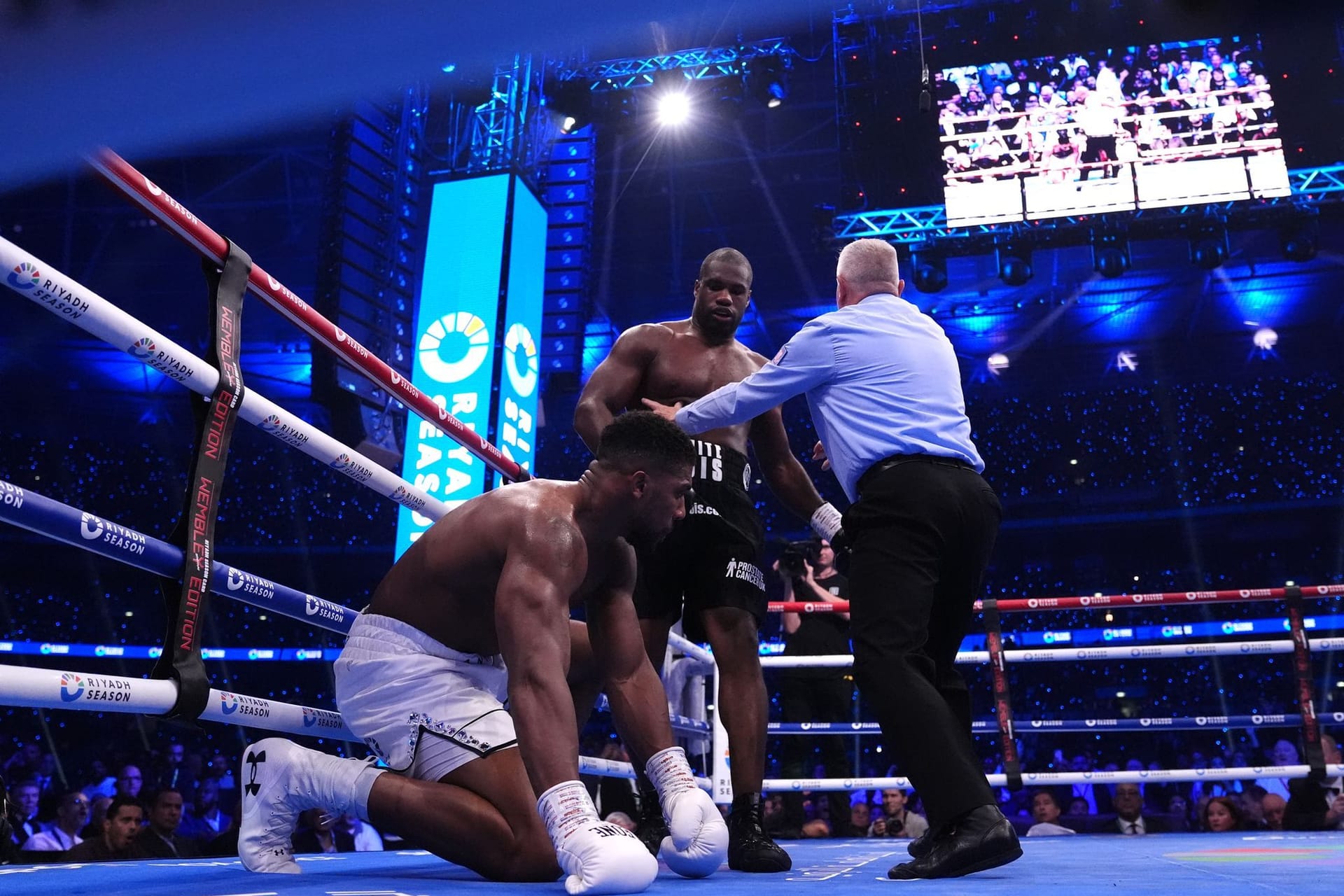 Daniel Dubois (Mitte) schlägt Anthony Joshua nieder.