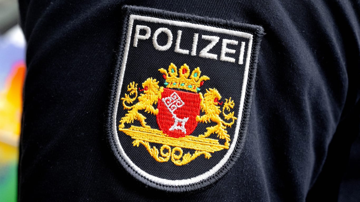 Polizei Bremen (Symbolbild): Beamte nahmen den Tatverdächtigen im Keller fest.