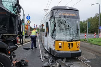 Der Unfallort: Straßenbahn und Sattelzug wurden erheblich beschädigt.