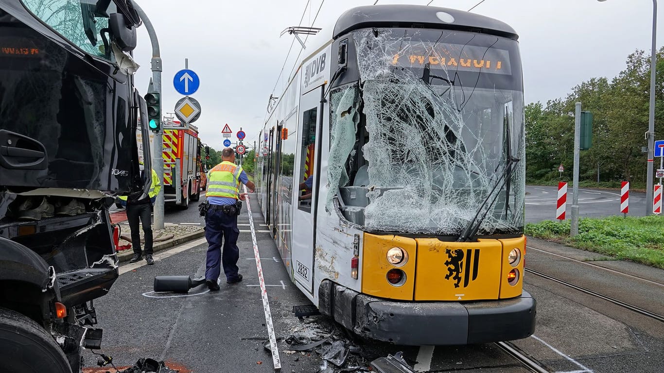 Der Unfallort: Straßenbahn und Sattelzug wurden erheblich beschädigt.