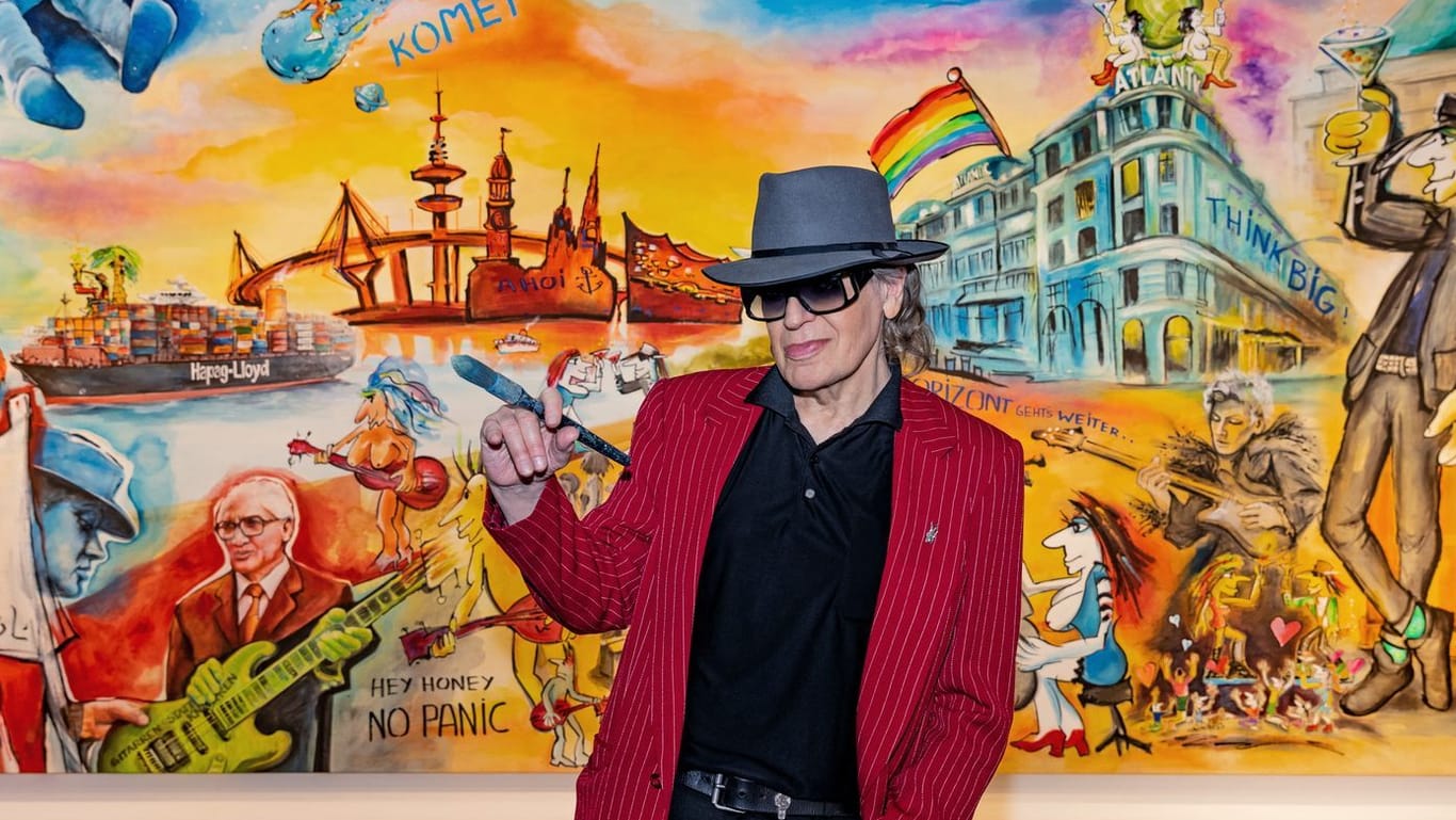 Der Musiker und Maler Udo Lindenberg steht mit einem Pinsel in der Hand vor seinem bislang größten Gemälde. Es misst 6 mal 3,5 Meter.