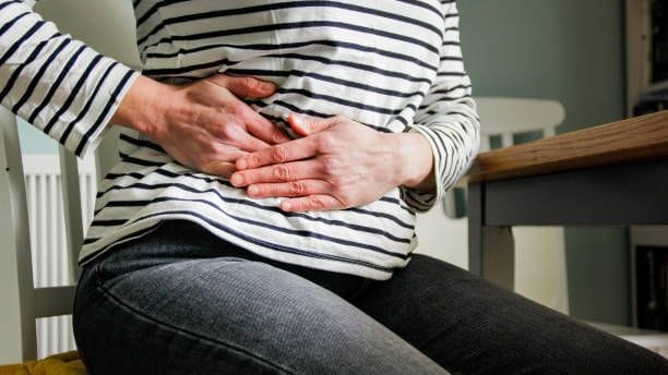 Ungewöhnlich starker Druck: Bei einem Darmverschluss ist der Darm blockiert und sein Inhalt kann nicht fließen.