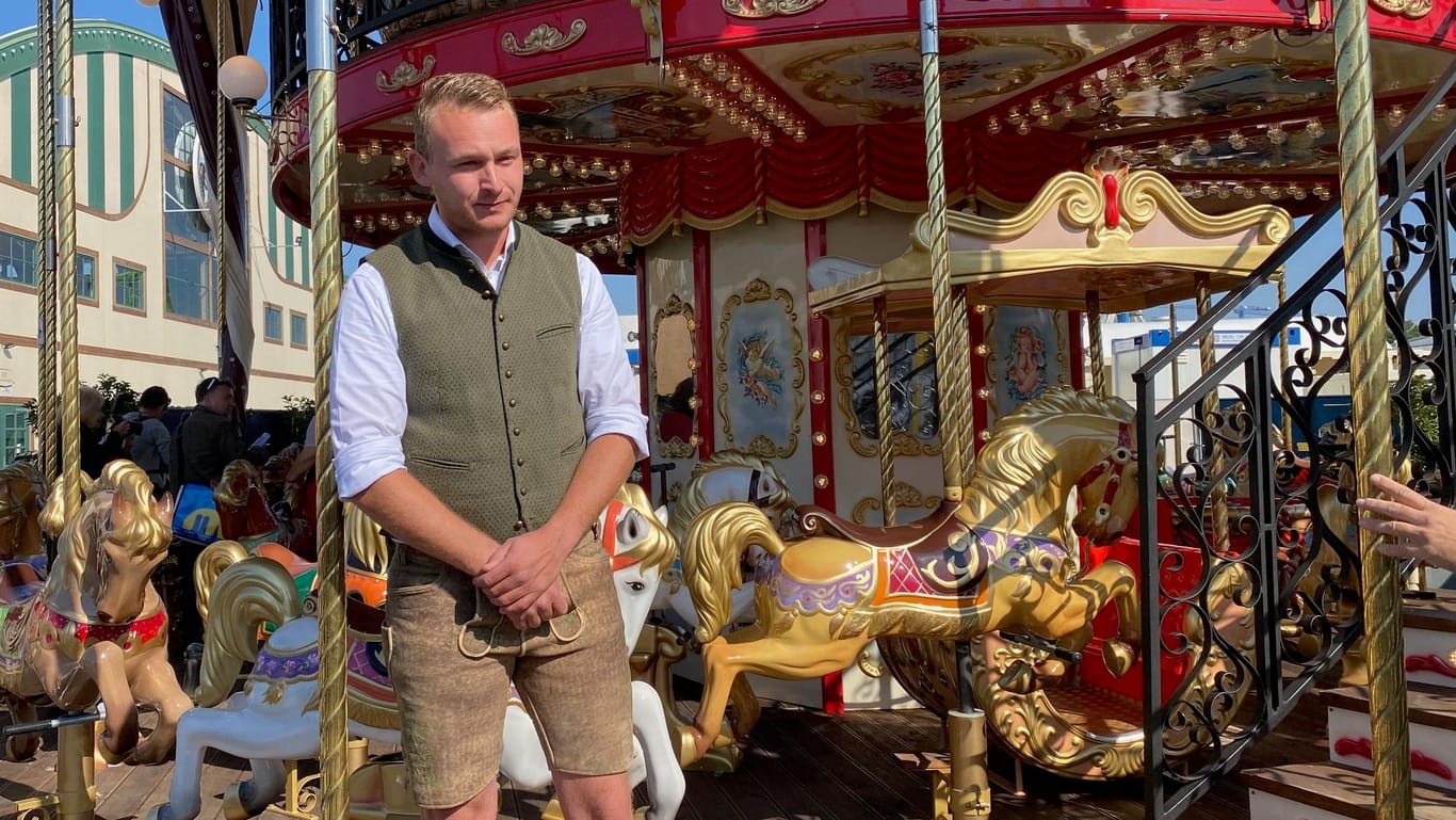 Roland Barth vor seinem Grand Carousel: Das 14 Meter hohe Karussell hat zwei Stockwerke.