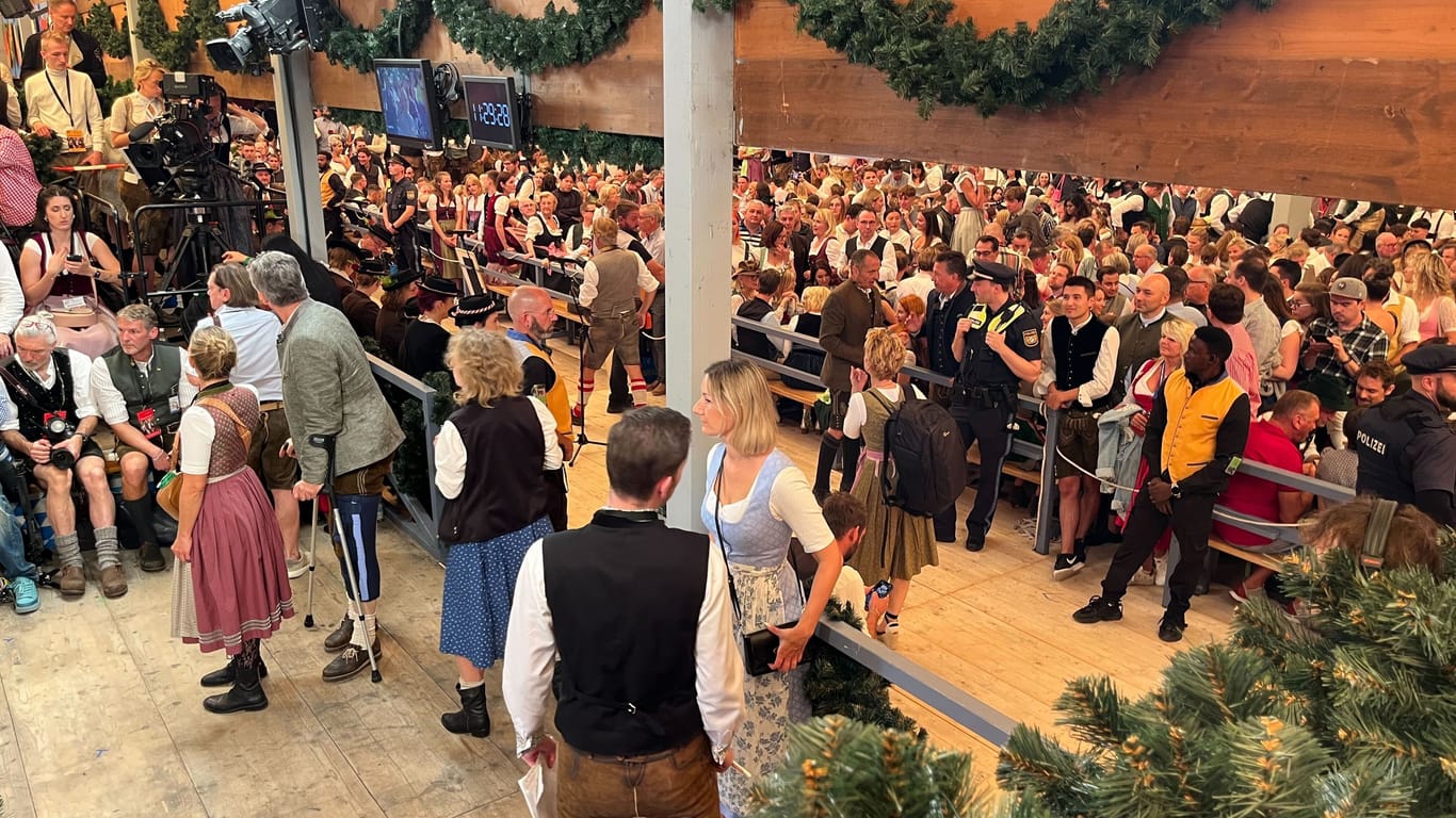 Warten auf den Anstich: Bereits weit vor 12 Uhr war die Schottenhammel-Festhalle brechend voll.