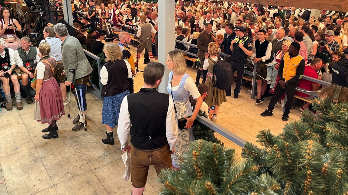 Warten auf den Anstich: Bereits weit vor 12 Uhr war die Schottenhammel-Festhalle brechend voll.