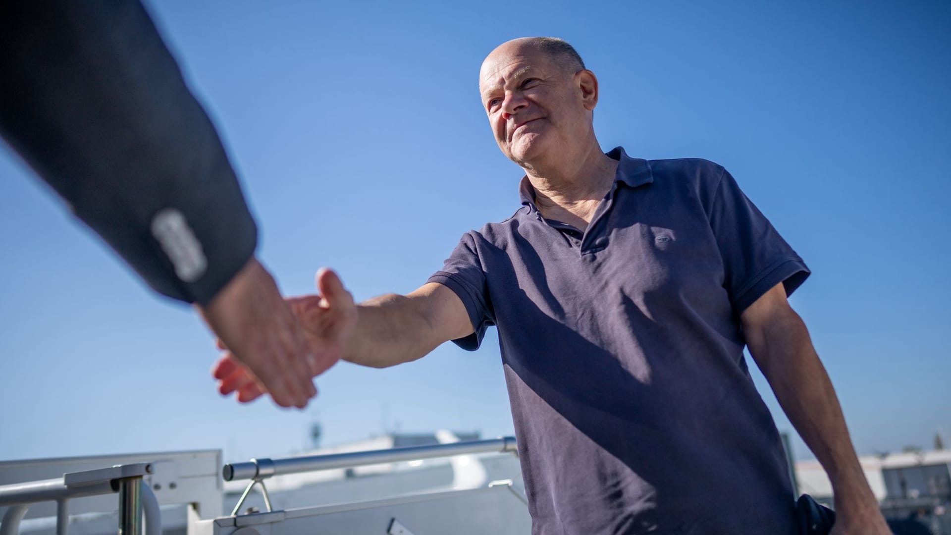Bundeskanzler Olaf Scholz (SPD) wird zum Einstieg zum Flug zum UN-Zukunftsgipfel nach New York vom Protokollchef begrüßt. Bundeskanzler Olaf Scholz (SPD) wird zum Einstieg zum Flug zum UN-Zukunftsgipfel nach New York vom Protokollchef begrüßt.