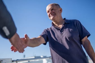 Bundeskanzler Olaf Scholz (SPD) wird zum Einstieg zum Flug zum UN-Zukunftsgipfel nach New York vom Protokollchef begrüßt.