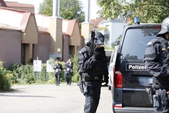 Messerangriff in Hochschule - Fahndung nach Unbekanntem