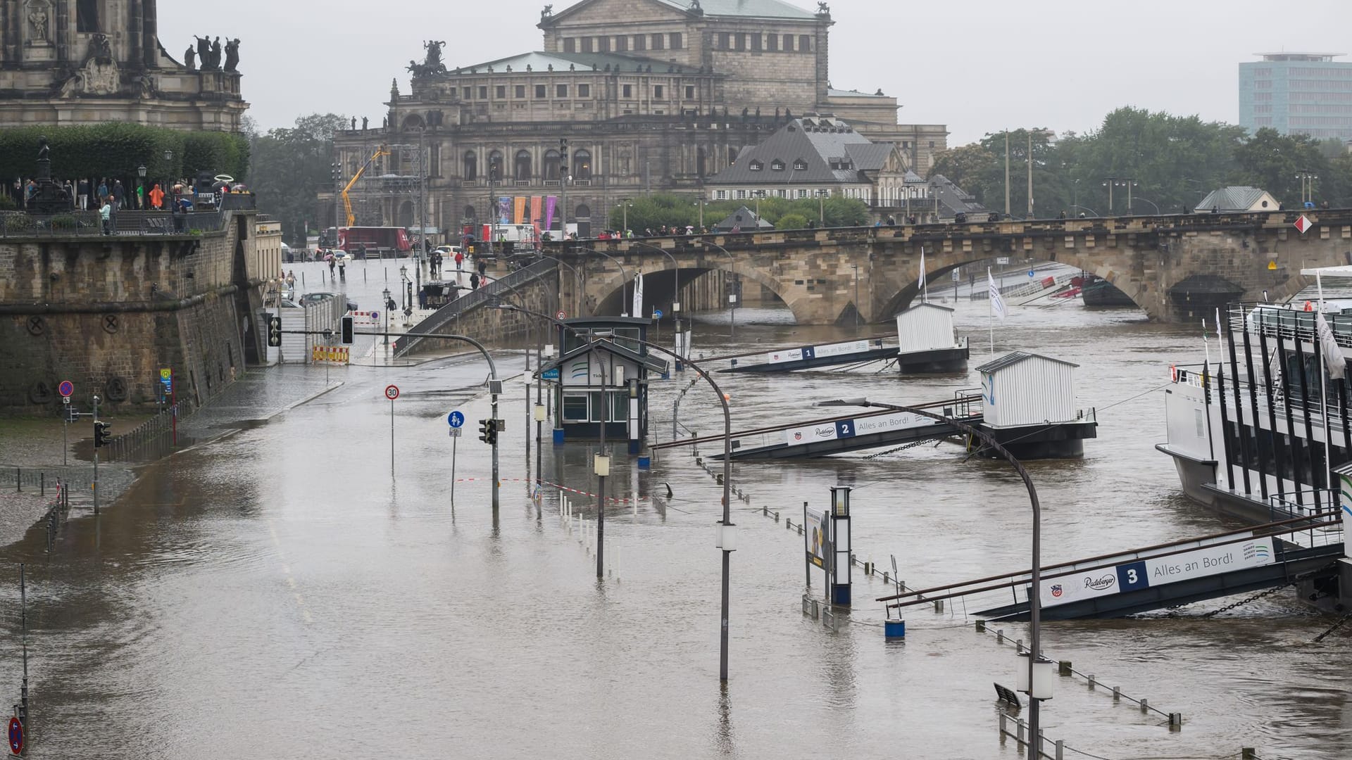 Sachsen, Dresden: Die Elbe ist in der Altstadt am Terrassenufer über die Ufer getreten.