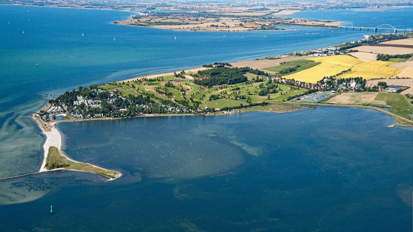 Der Campingplatz Wulfener Hals liegt im Süden der Insel Fehmarn auf einer Halbinsel zwischen der Ostsee und dem Burger Binnensee.