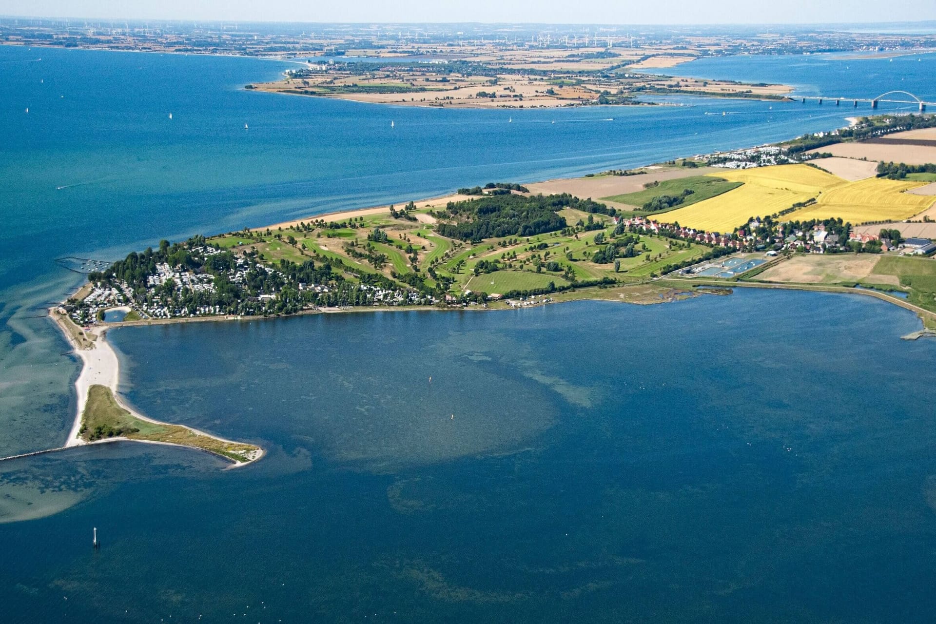 Der Campingplatz Wulfener Hals liegt im Süden der Insel Fehmarn auf einer Halbinsel zwischen der Ostsee und dem Burger Binnensee.