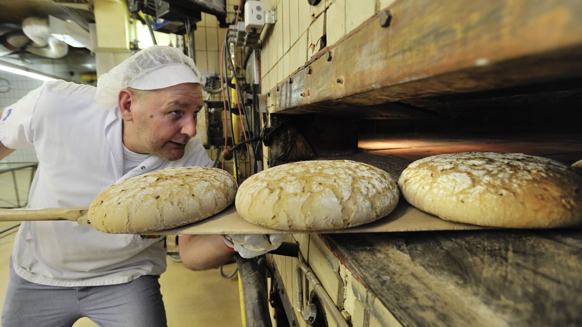 Ein Bäcker in der Hofpfisterei (Archivfoto): Vor dem Verzehr einer bestimmten Brotsorte warnt das Unternehmen.