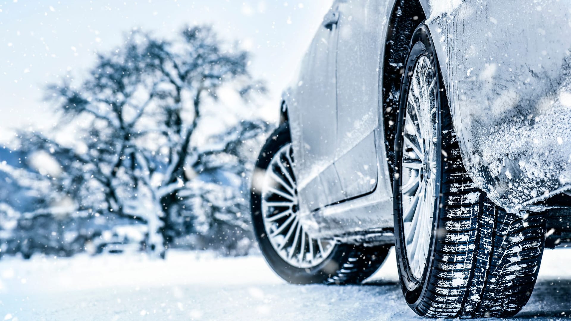 Auto mit Winterreifen im Schnee