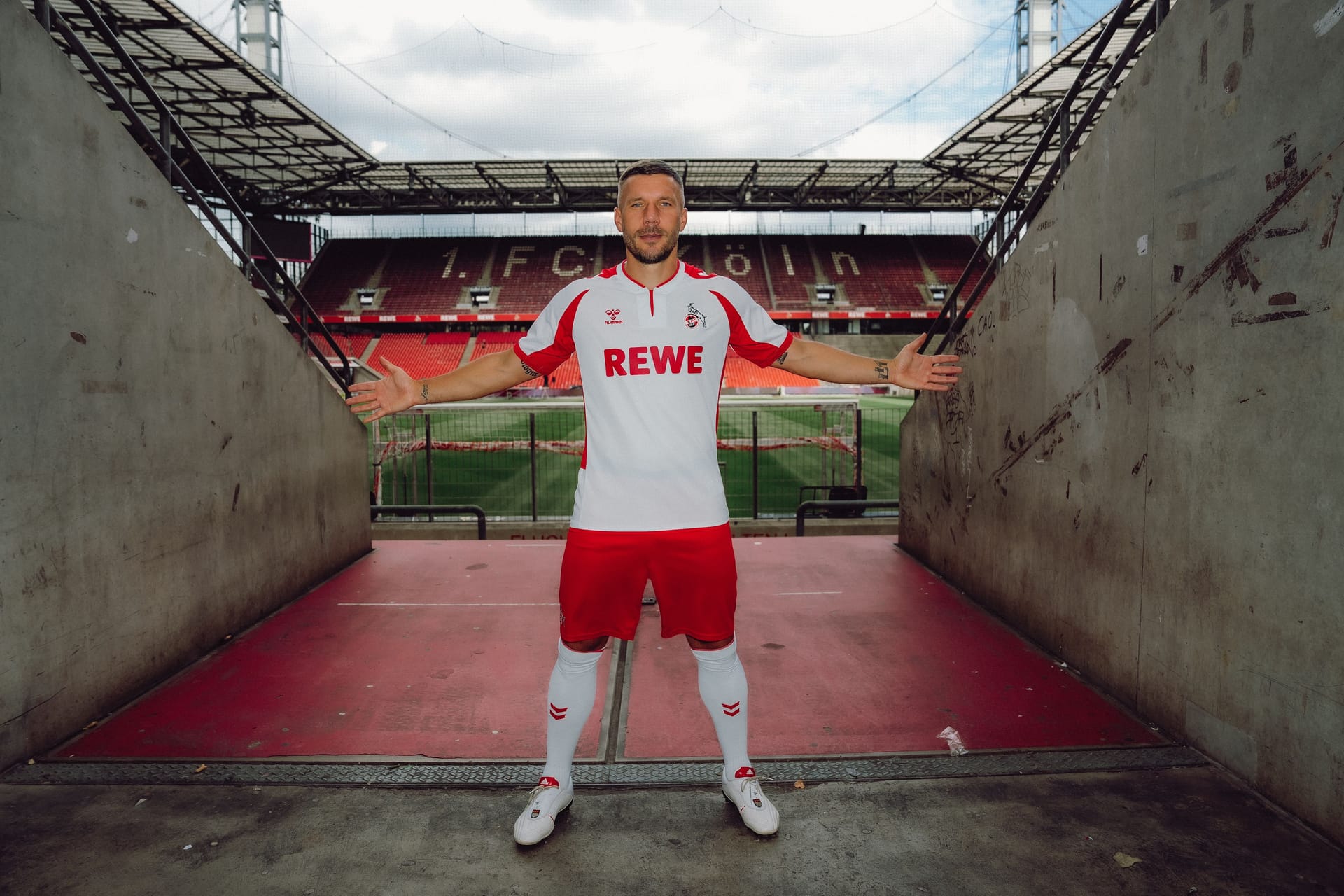 Lukas Podolski in "seinem" Sondertrikot. Am 10. Oktober wird er damit in seinem Abschlussspiel auflaufen.