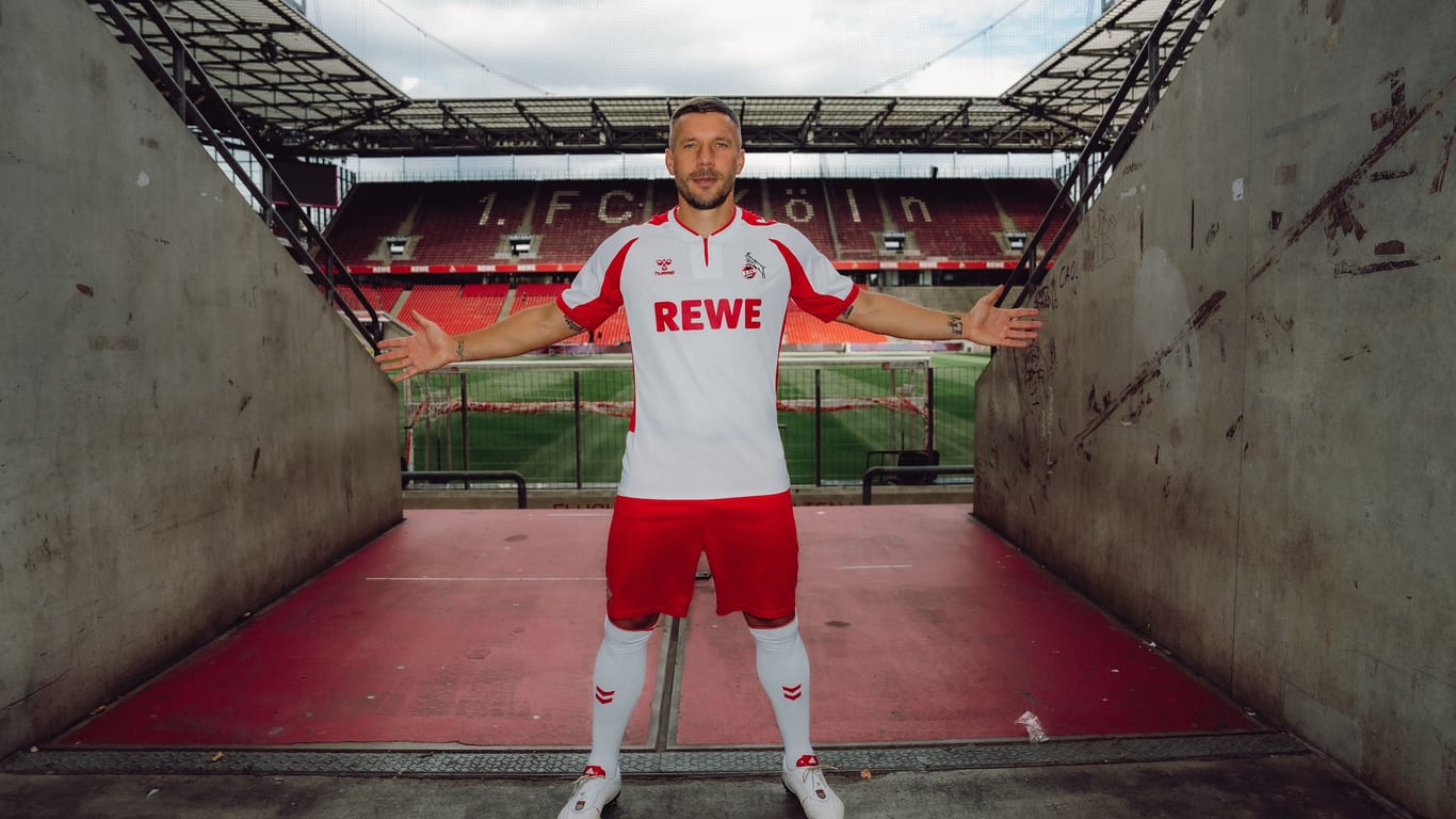 Lukas Podolski in "seinem" Sondertrikot. Am 10. Oktober wird er damit in seinem Abschlussspiel auflaufen.