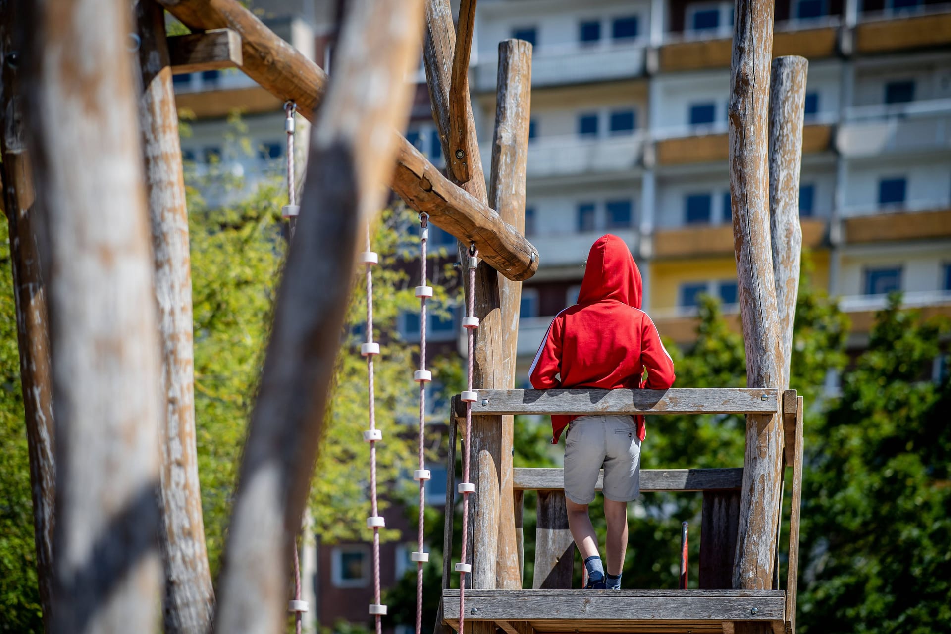 Allein auf dem Spielplatz: Thomas Krüger ist besorgt über Kinderarmut in Deutschland.