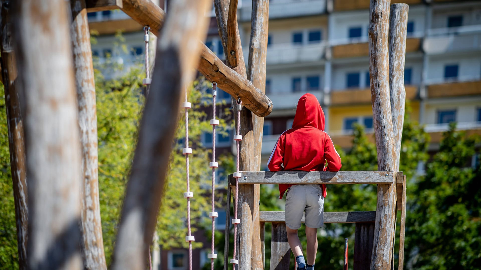 Allein auf dem Spielplatz: Thomas Krüger ist besorgt über Kinderarmut in Deutschland.