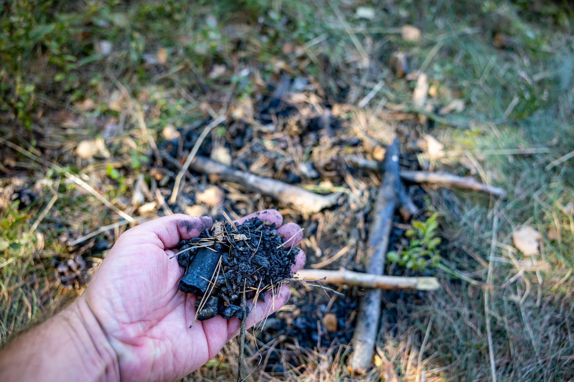 Ein Blick auf die Feuerstelle, die das Feuer verursachte: Um auch zu den letzten Brandnestern zu gelangen, musste sich die Feuerwehr abseilen.