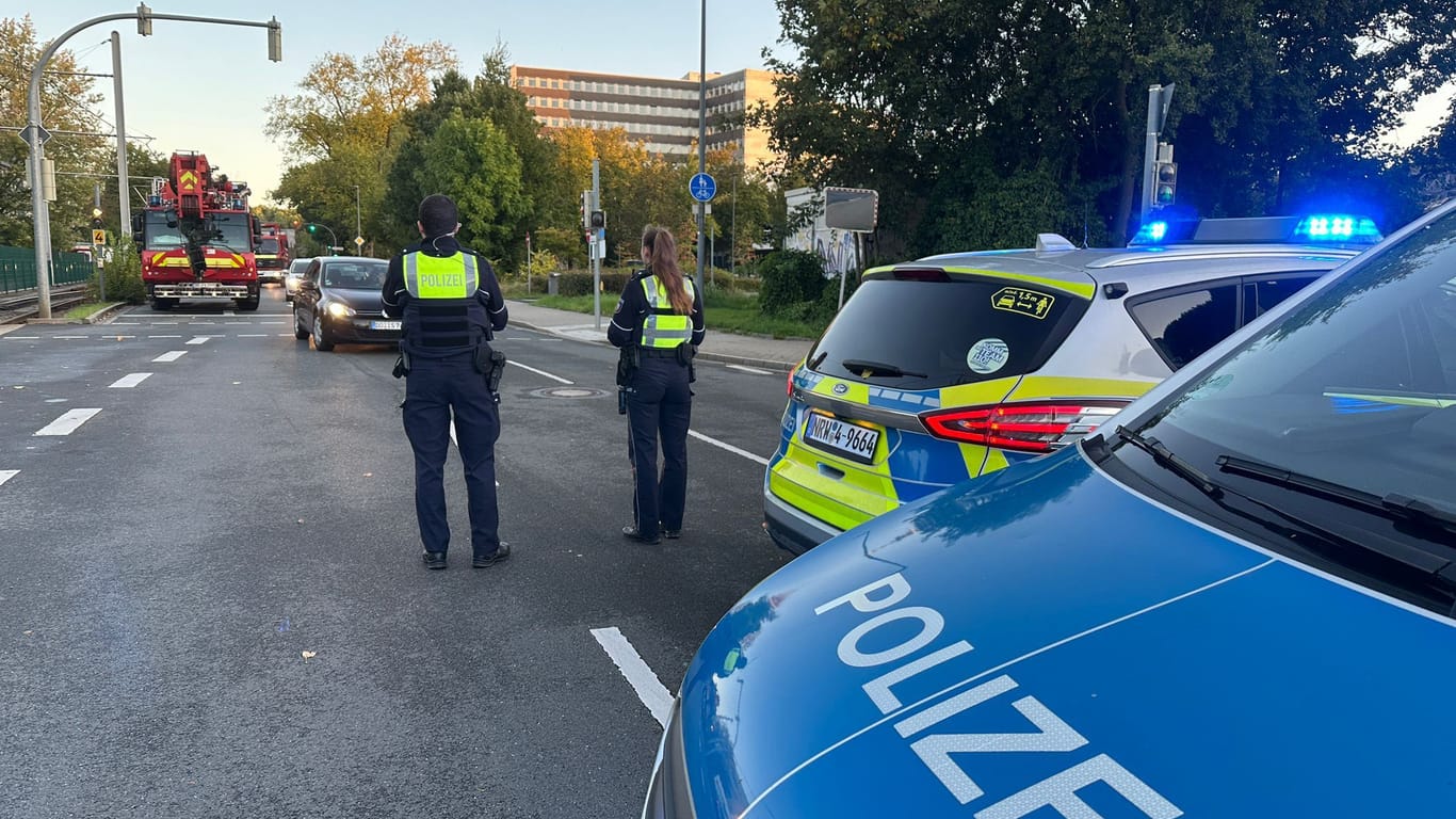 Polizisten sperren die Marsbruchstraße ab: Die Ermittlungen zu einem tödlichen Unfall am Freitagmorgen laufen.