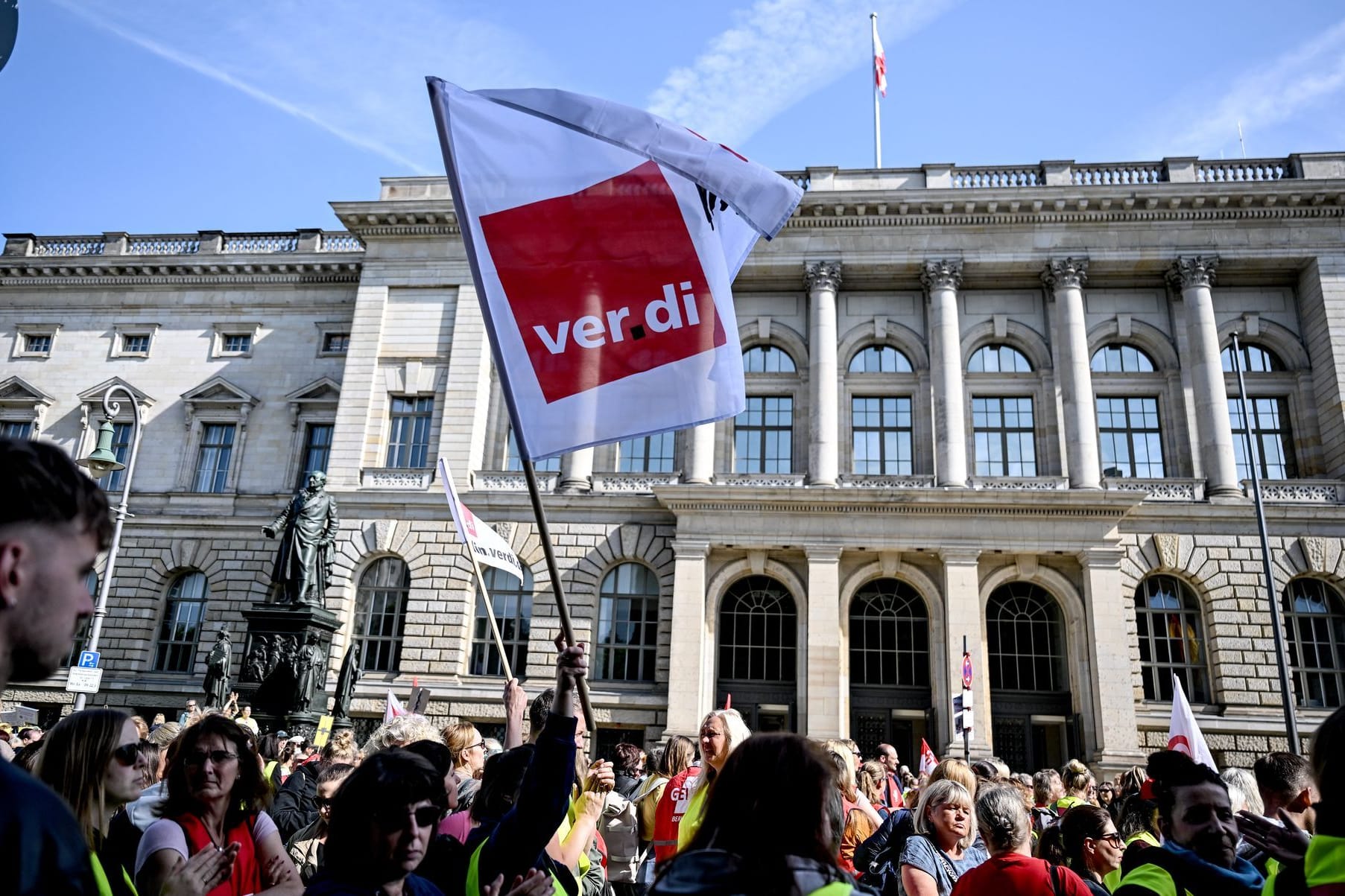 Kundgebung streikender Kita-Erzieherinnen und Erzieher