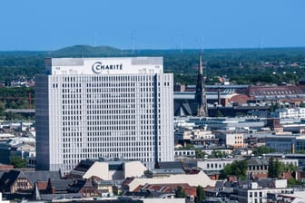 Das Bettenhaus der Charité in Berlin-Mitte (Archivbild): Die schiere Größe führe zu einer sehr ineffizienten Organisation, wirft ein ehemaliger Student der Charité vor.