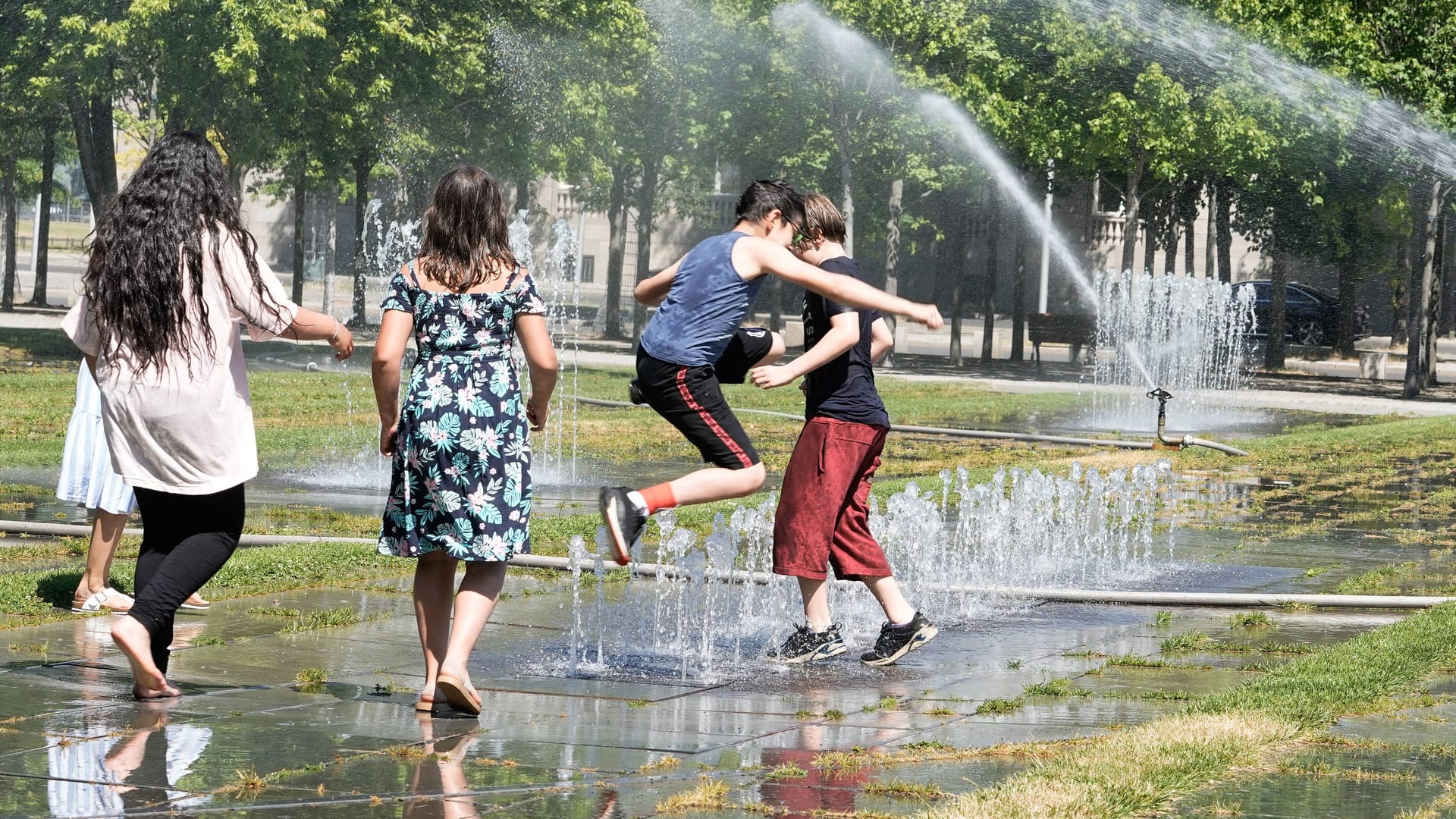 Hitzewelle in Berlin (Archivbild): Der Hauptstadt drohen nicht nur mehr heiße Tage, sondern auch eine Wasserknappheit im Sommer.