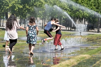 Hitzewelle in Berlin (Archivbild): Der Hauptstadt drohen nicht nur mehr heiße Tage, sondern auch eine Wasserknappheit im Sommer.