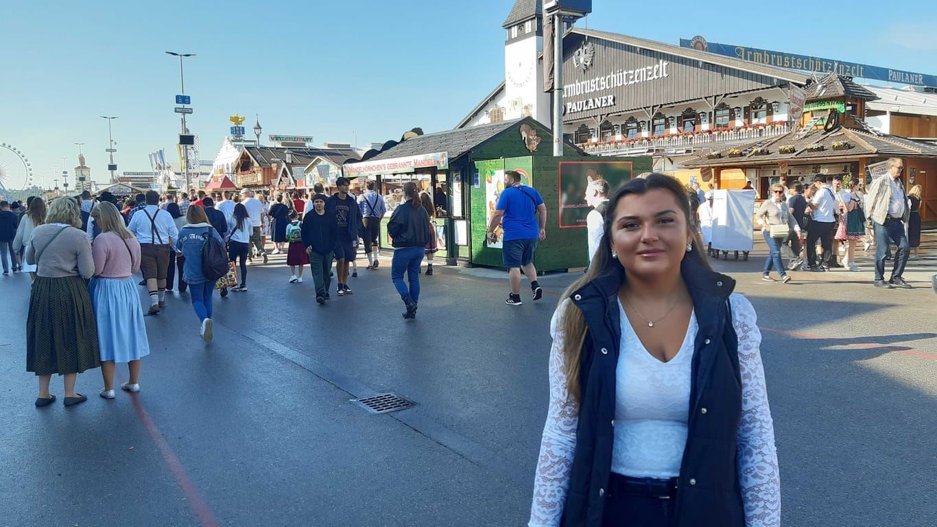 Samira Radoncic aus München: Sie arbeitet zum dritten Mal auf der Wiesn am Maisstand.