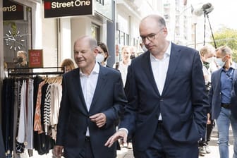 Niels Annen an der Seite von Olaf Scholz in Hamburg (Archivfoto).