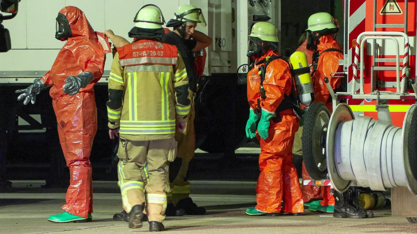 Gefahrguteinsatz: Größere Mengen Flüssigkeit aus beschädigtem IB