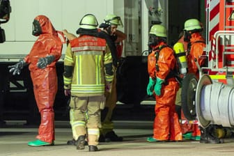 Gefahrguteinsatz: Größere Mengen Flüssigkeit aus beschädigtem IB