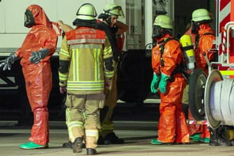 Gefahrguteinsatz: Größere Mengen Flüssigkeit aus beschädigtem IB