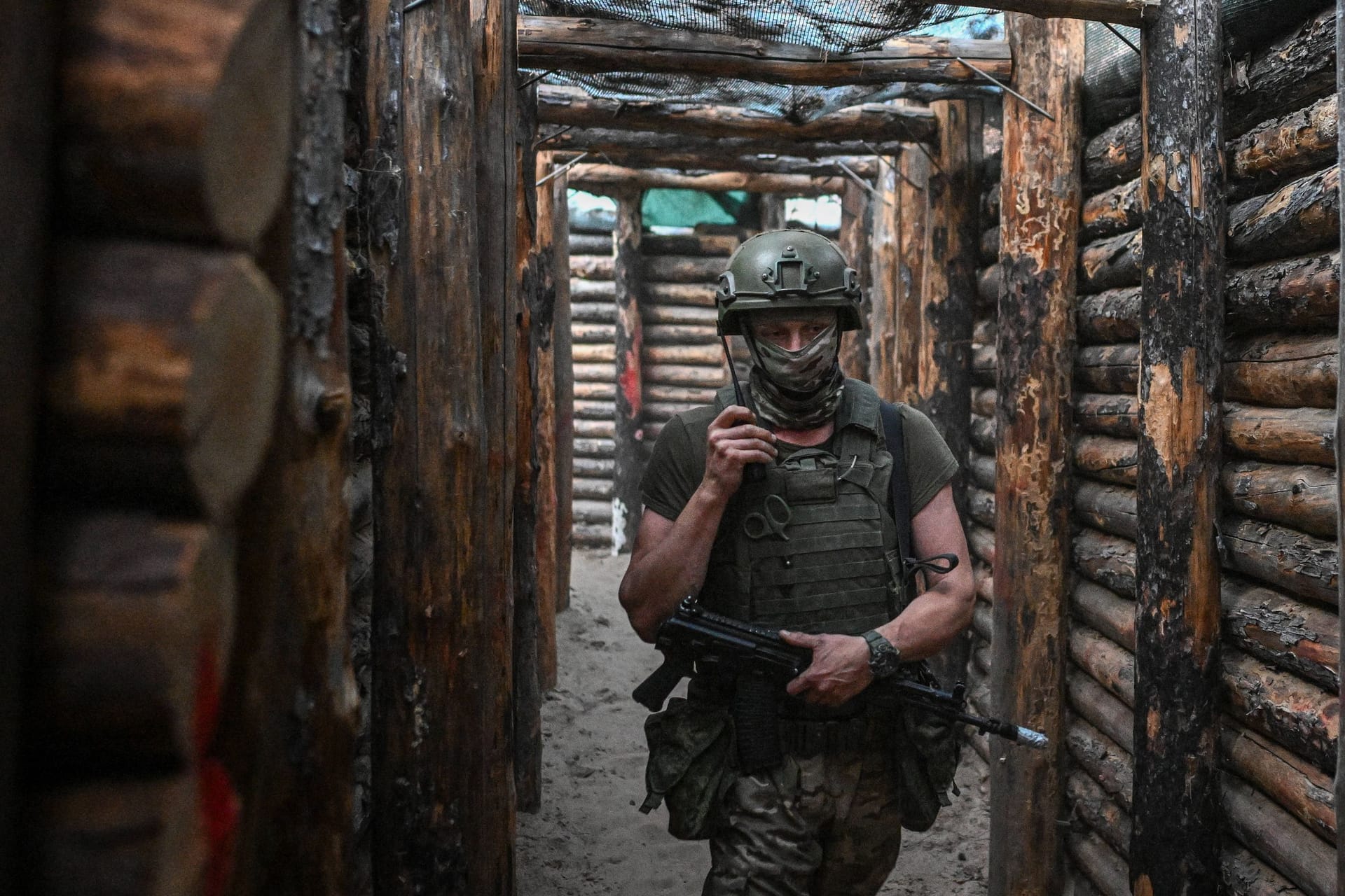 Ein ukrainischer Soldat in einem Schützengraben: Die Ukraine steht vor allem im Donbass massiv unter Druck.