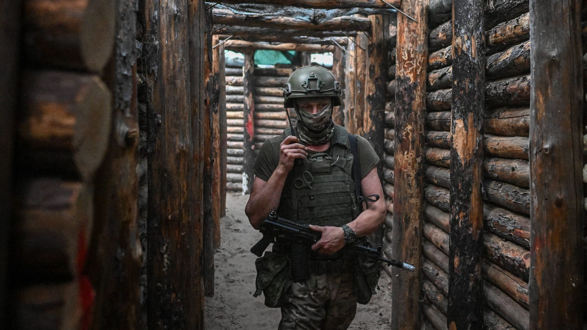 Ein ukrainischer Soldat in einem Schützengraben: Die Ukraine steht vor allem im Donbass massiv unter Druck.