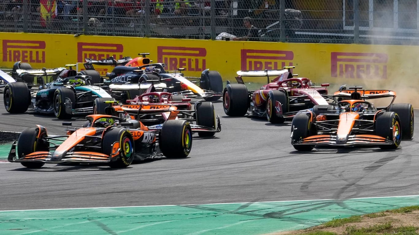 Turbulenter Start: Die beiden McLaren vor dem Rest des Feldes.