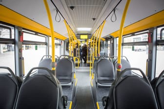 Ein Bus der Dresdner Verkehrsbetriebe (Symbolbild): In einem Linienbus wurde eine Frau rassistisch beleidigt.