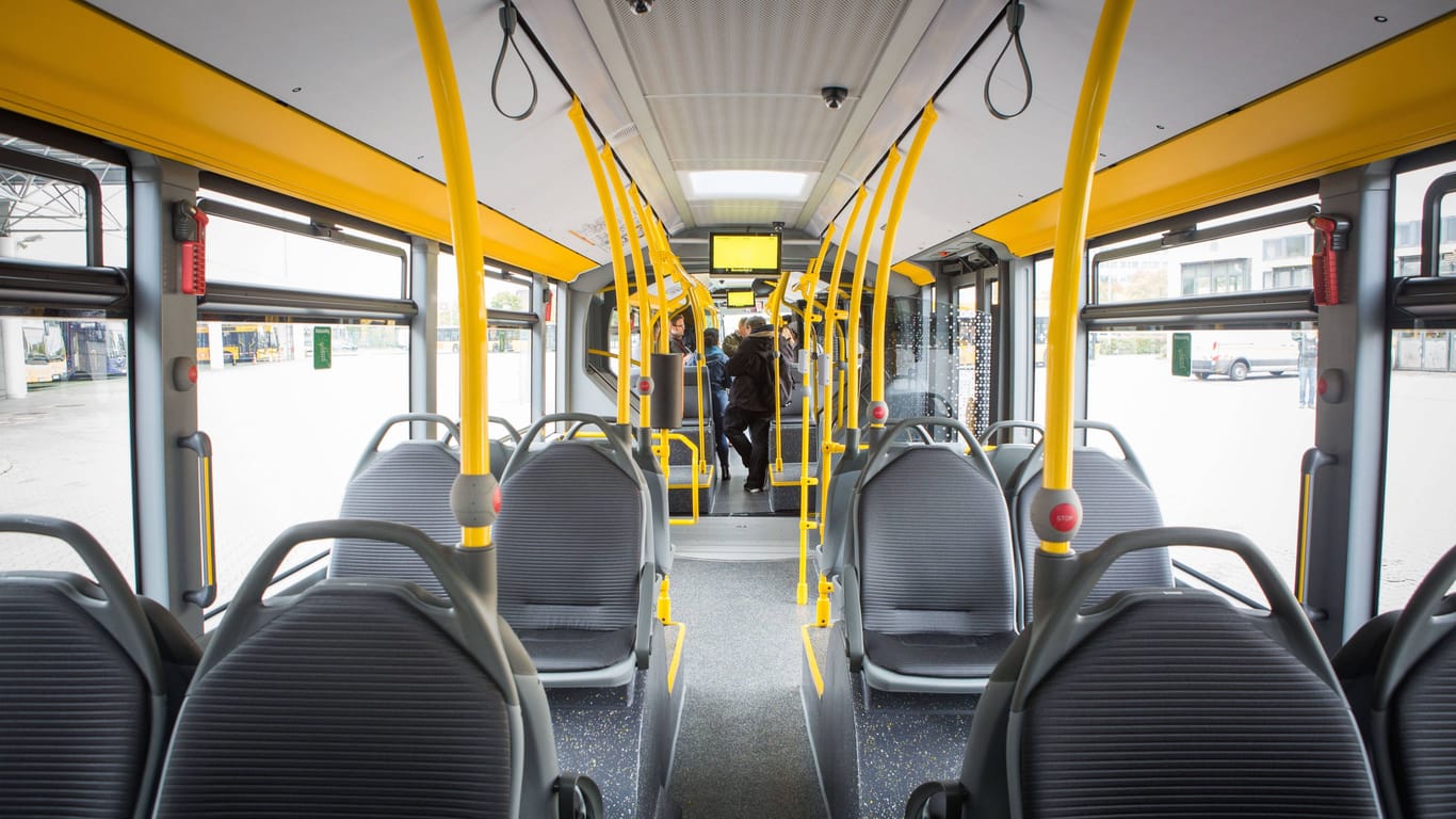 Ein Bus der Dresdner Verkehrsbetriebe (Symbolbild): In einem Linienbus wurde eine Frau rassistisch beleidigt.