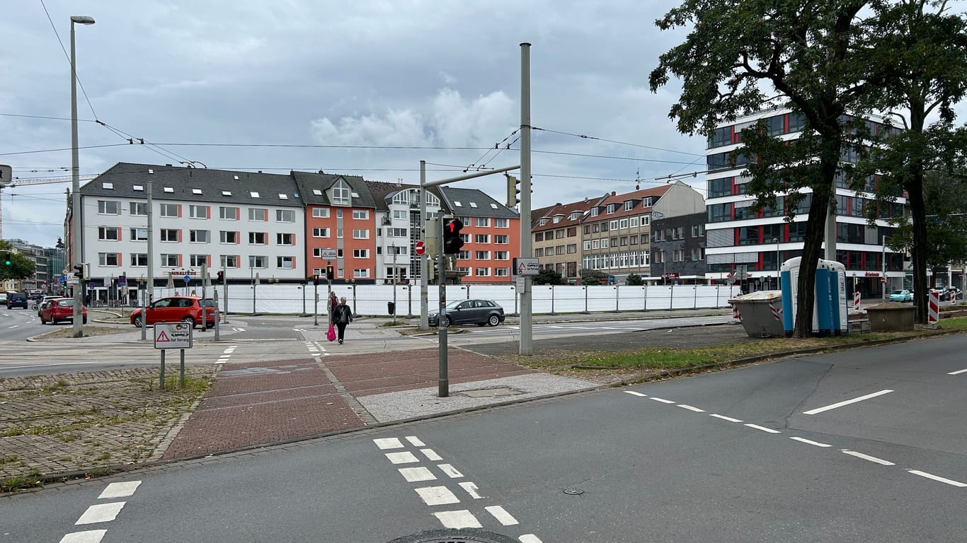 Bauzäune schränken die Sicht auf die Innenfläche des Hagenmarkts ein: Hier finden archäologische Grabungen statt.