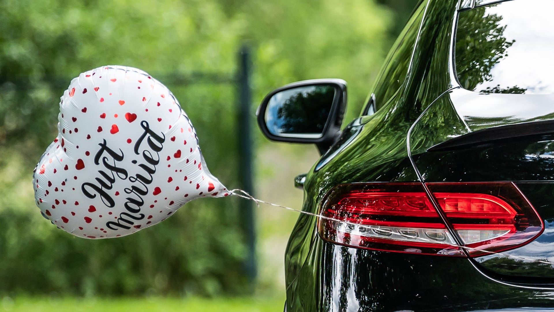 Ein Auto mit einem Hochzeitsballon (Symbolbild): Der Korso hatte gefährliche Situationen zur Folge.