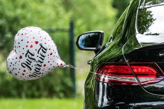 Ein Auto mit einem Hochzeitsballon (Symbolbild): Der Korso hatte gefährliche Situationen zur Folge.