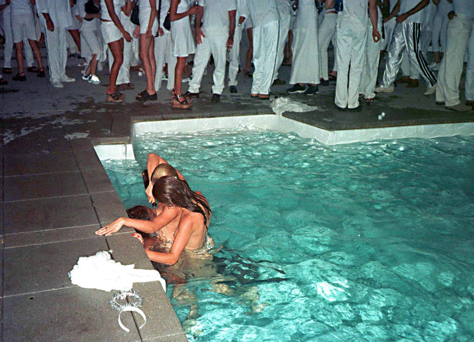 7. September 1998: Bei den Partys von Diddy fließt der Champagner in Strömen – auch im Pool und über die nackten Körper von jungen Frauen.