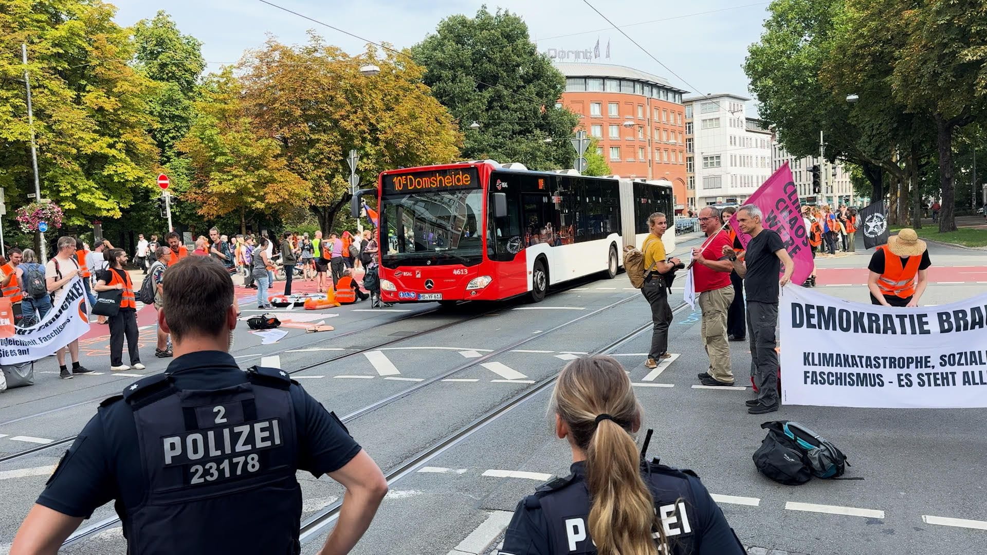 Protest in Bremen: Klimaaktivisten haben sich auf einer Kreuzung versammelt.