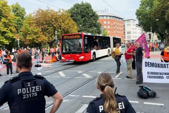 Protest in Bremen: Klimaaktivisten haben sich auf einer Kreuzung versammelt.