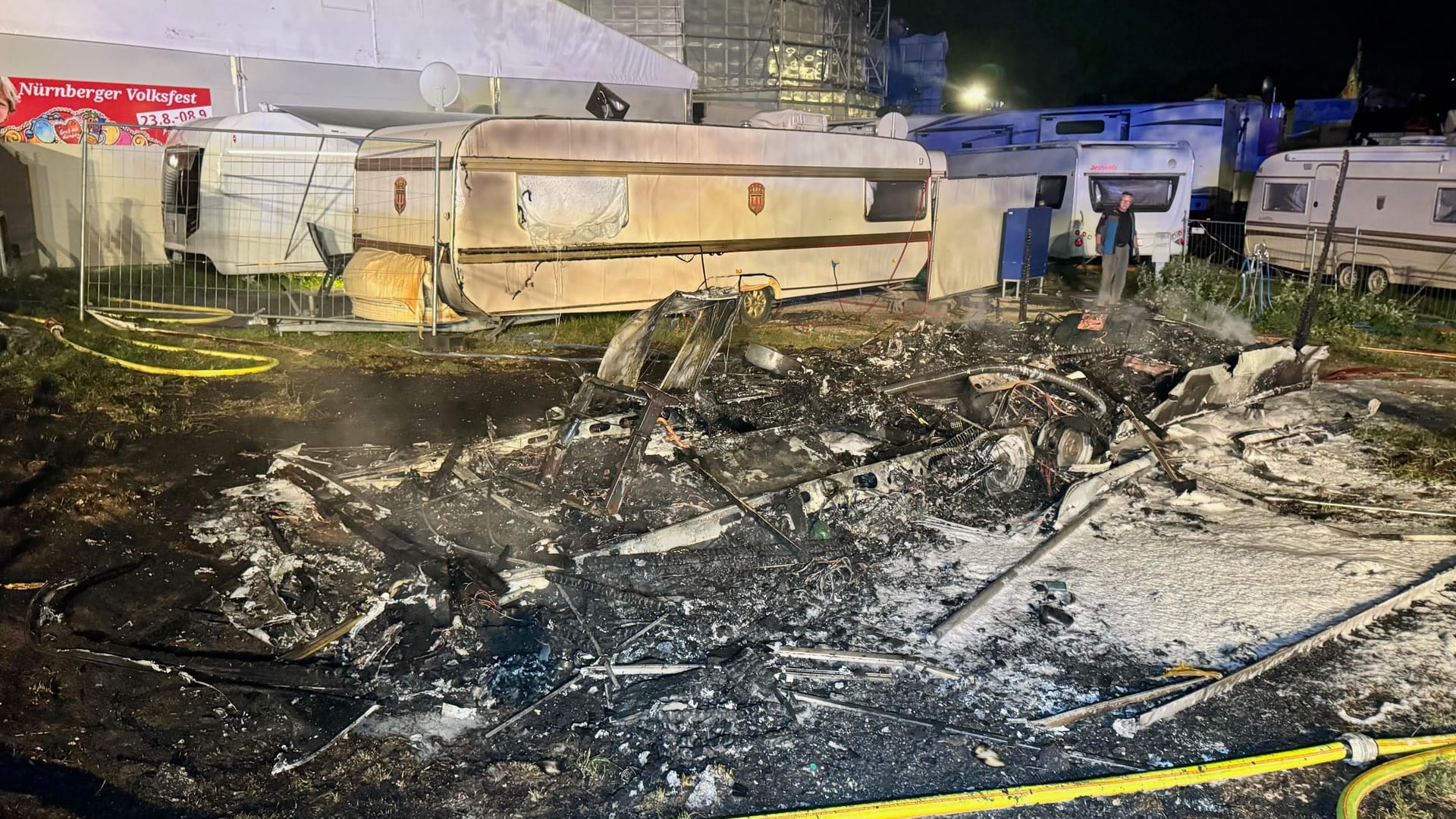 Brandreste am Boden am Nürnberger Volksfestplatz: In der Nacht von Freitag auf Samstag mussten die Beamten mehrere Feuer löschen.